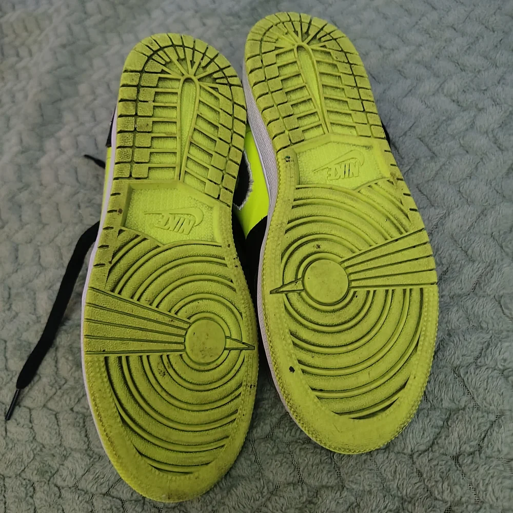Nike Kids Black and Neon Yellow Low-Top Sneakers